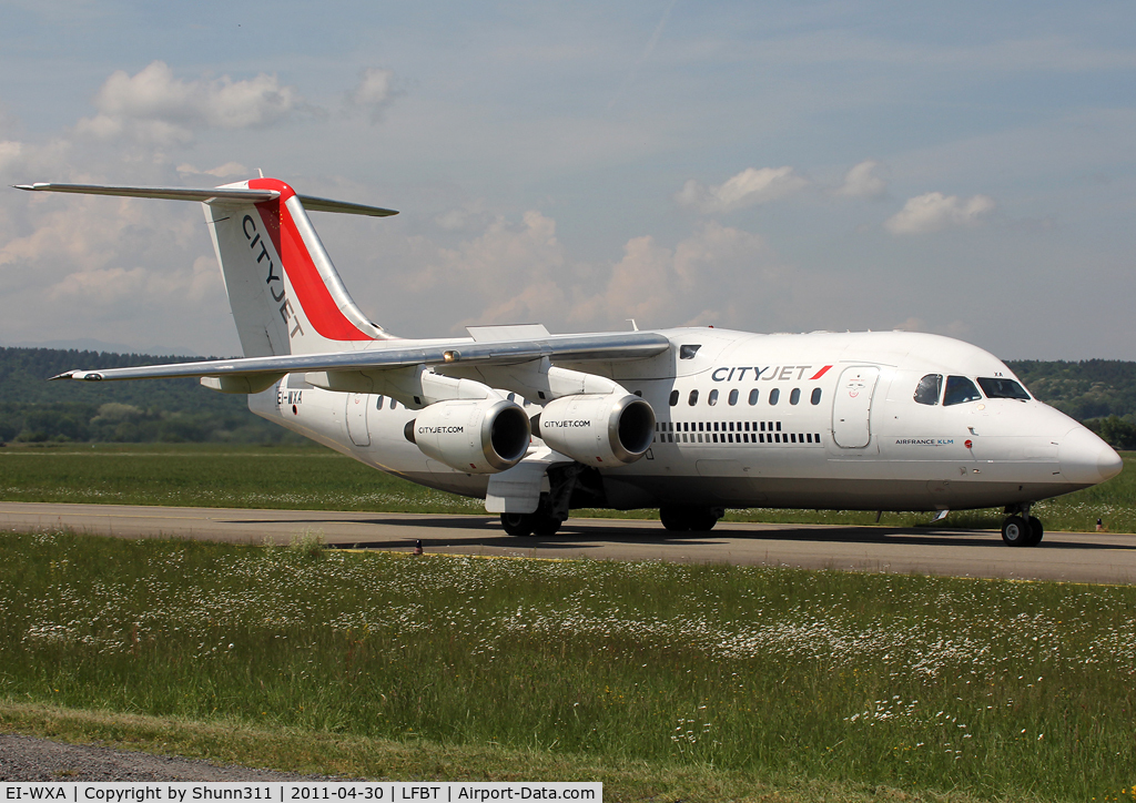 EI-WXA, 1997 British Aerospace Avro 146-RJ85A C/N E2310, Taxiing to the terminal