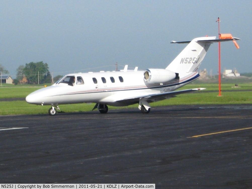 N525J, 1997 Cessna 525 C/N 525-0184, Departing Delaware, Ohio