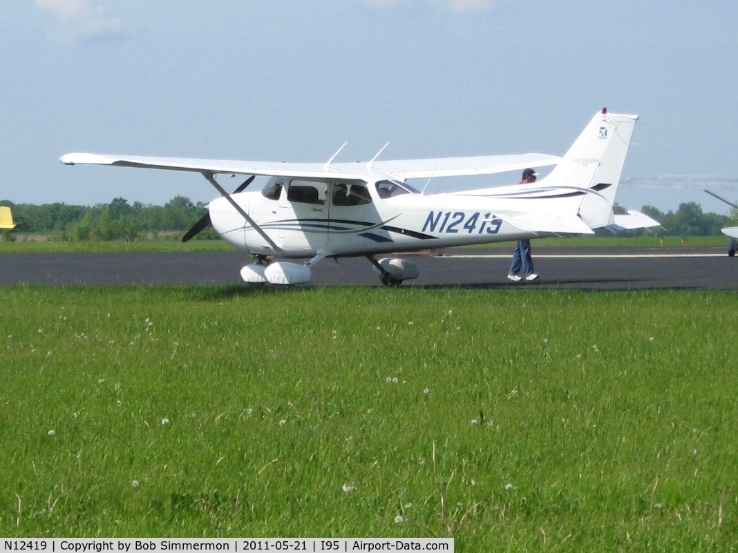N12419, 2006 Cessna 172S C/N 172S10306, On the ramp at Kenton, Ohio