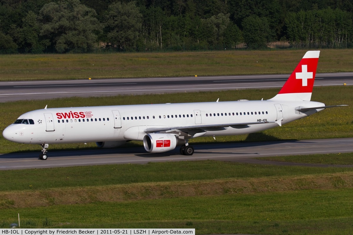 HB-IOL, 1999 Airbus A321-111 C/N 1144, taxying to gate