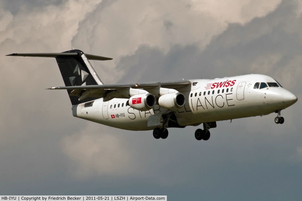 HB-IYU, 2000 British Aerospace Avro 146-RJ100 C/N E3379, on final RW14