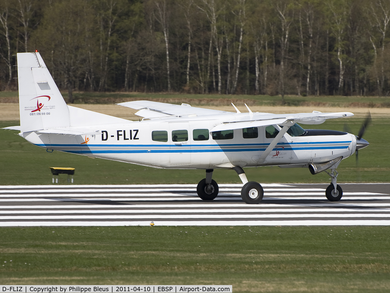 D-FLIZ, 1994 Cessna 208 Caravan I C/N 20800241, Accelerating on rwy 05 with a full house of skydivers aboard.