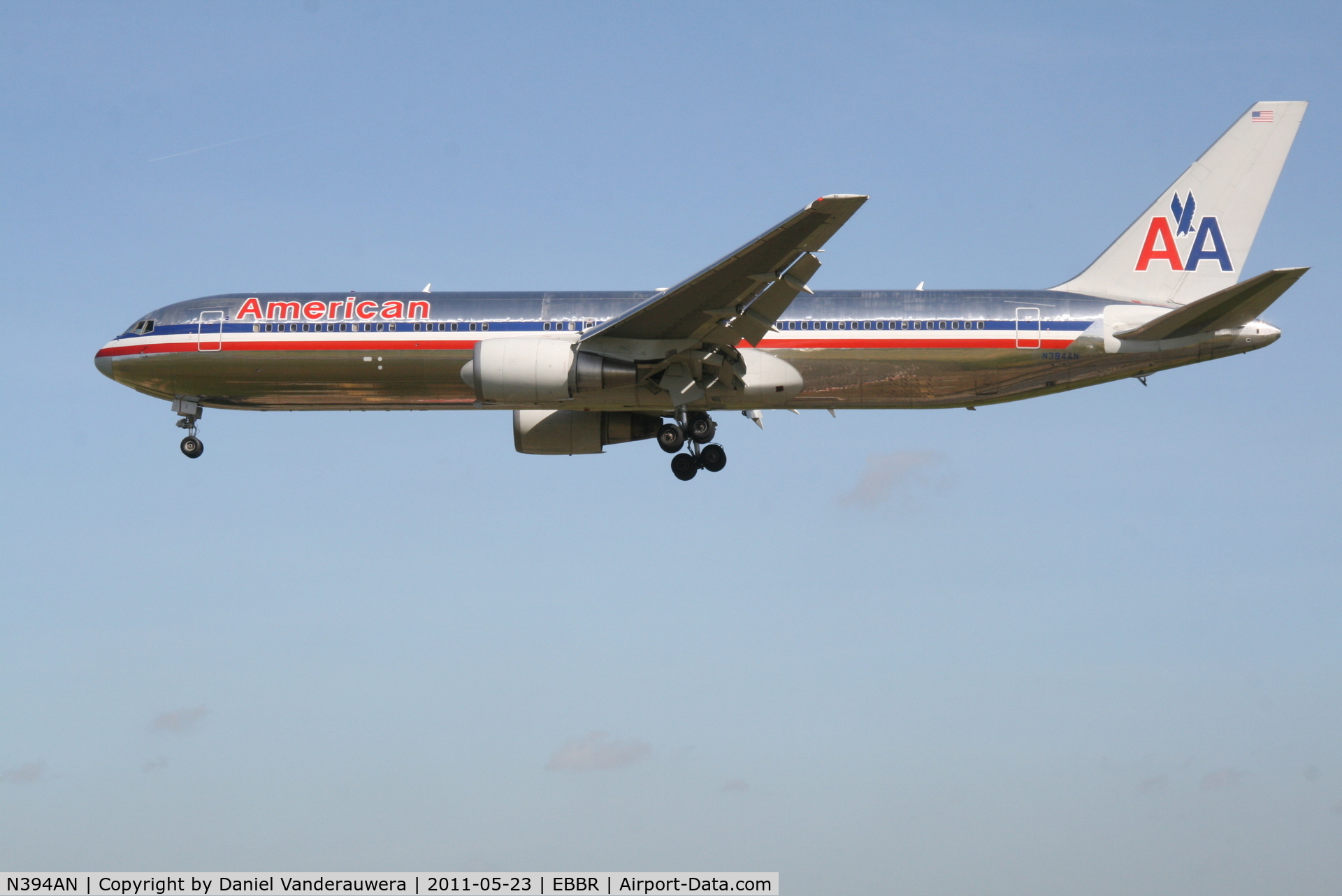 N394AN, 1998 Boeing 767-323/ER C/N 29431, Arrival of flight AA088 to RWY 25L