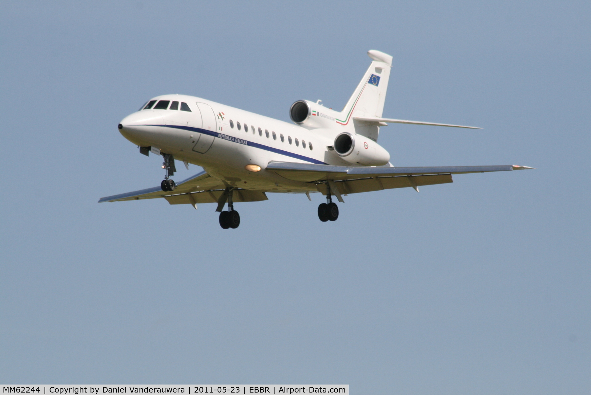 MM62244, 2005 Dassault Falcon 900EX C/N 149, on approach to RWY 25L