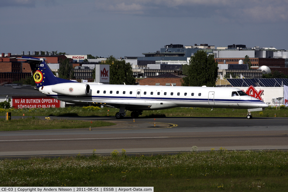 CE-03, 2001 Embraer ERJ-145LR (EMB-145LR) C/N 145526, Lining up runway 30.
