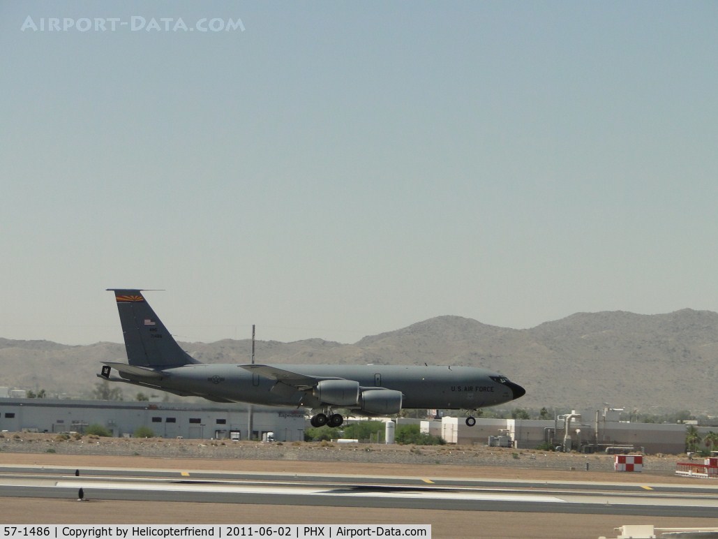 57-1486, 1957 Boeing KC-135R Stratotanker C/N 17557, All waiting aircraft waited until this ship landed on runway 8