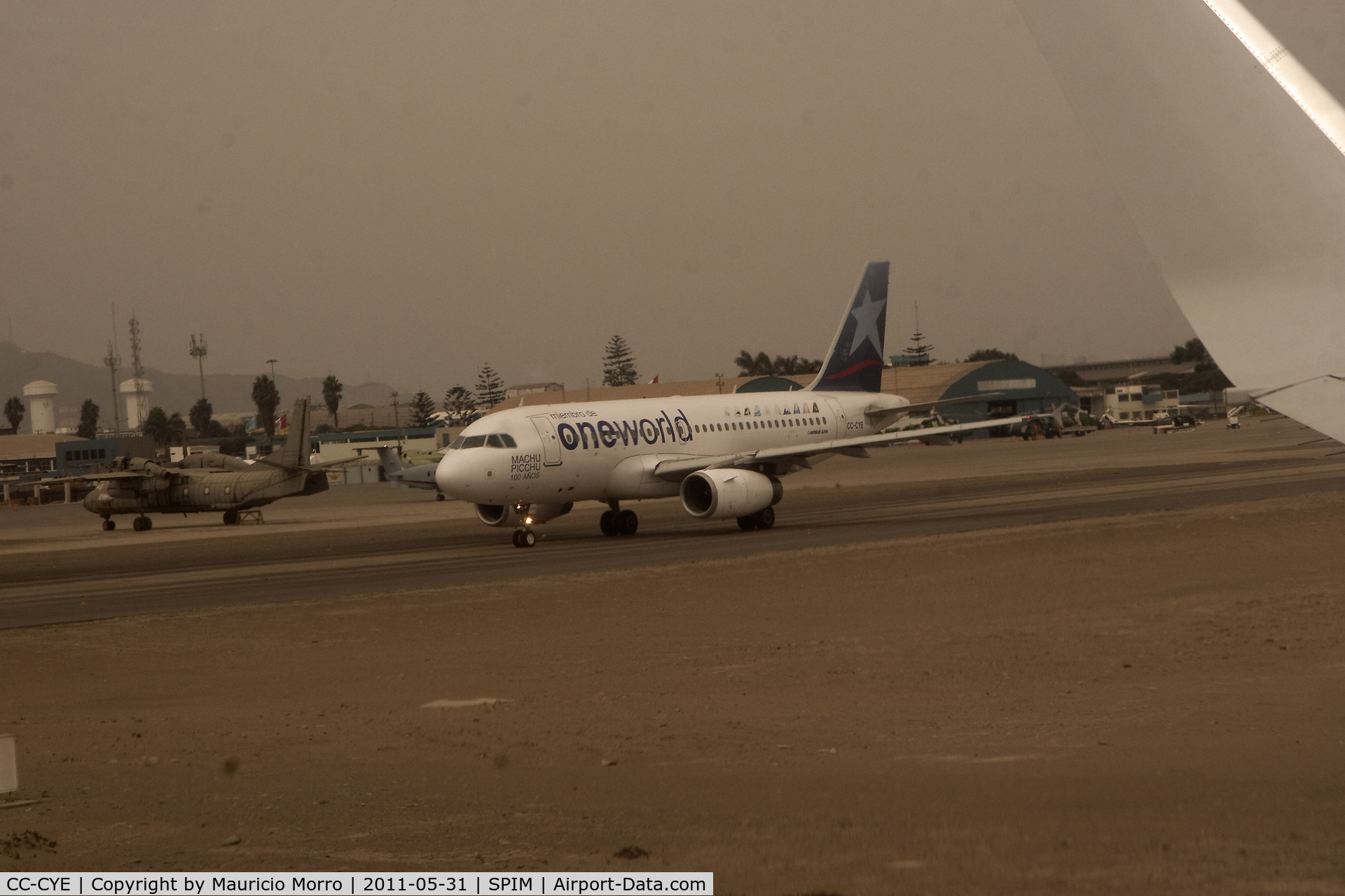 CC-CYE, 2008 Airbus A319-132 C/N 3663, Airbus 319 taxiing at Jorge Chavez (note the emblems of the at the time 10 members of the One World Alliance (2009))