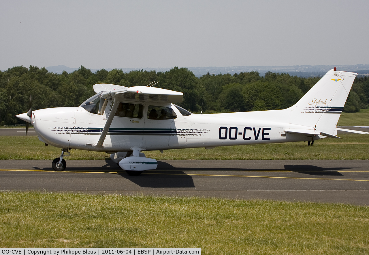 OO-CVE, Cessna 172R Skyhawk C/N 17280182, Taxiing to the parking stand.