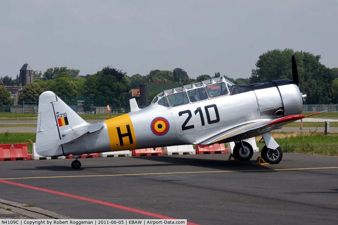 N4109C, 1952 North American T-6G Texan C/N SA-078, Fly in.Painted in Belgian Air Force colors.
H-210 pilot Lt Baudouin de Changy.