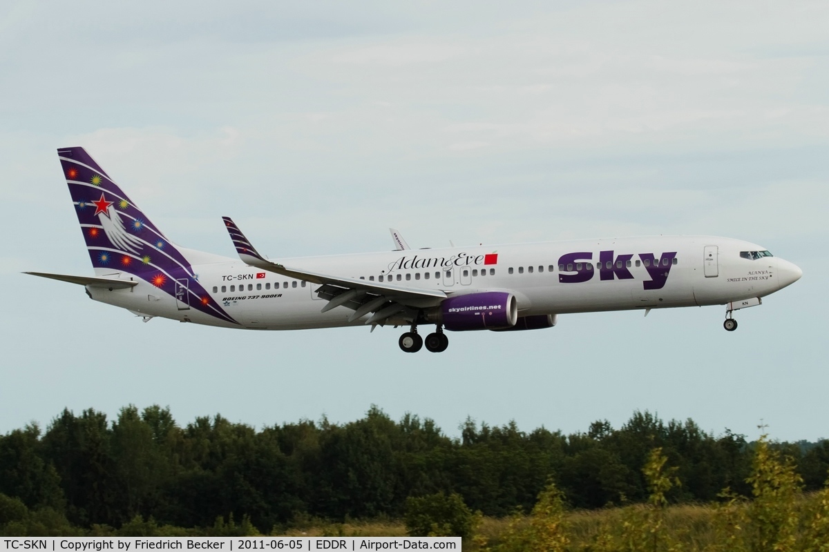 TC-SKN, 2009 Boeing 737-94X/ER C/N 36086, on final RW24