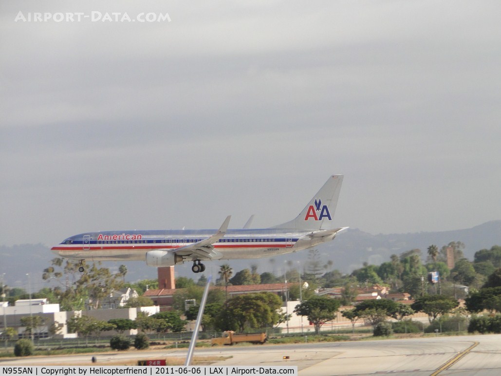 N955AN, 2001 Boeing 737-823 C/N 29540, Landing on runway 24R