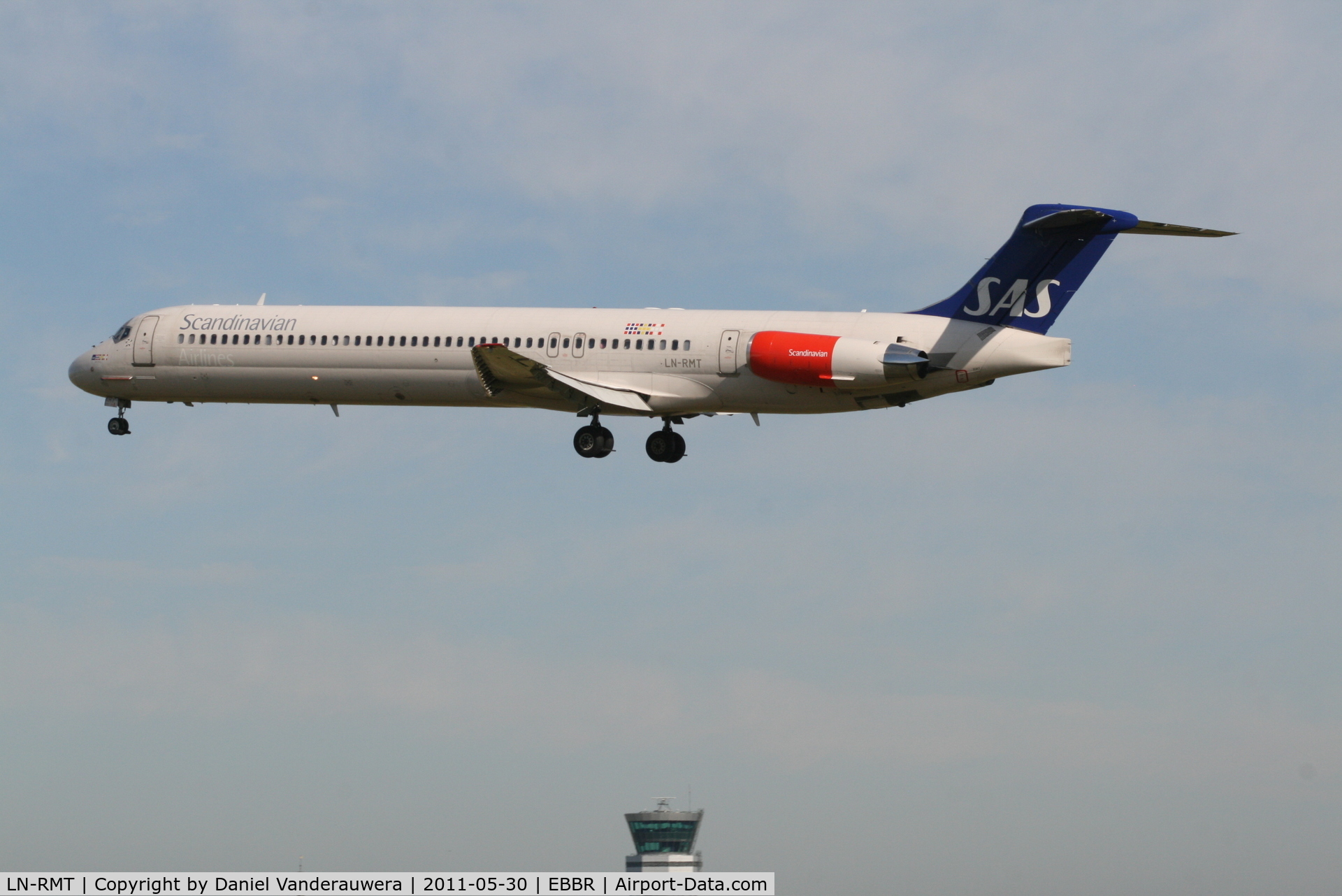 LN-RMT, 1991 McDonnell Douglas MD-82 (DC-9-82) C/N 53001, Flight SK589 is descending to RWY 25L
