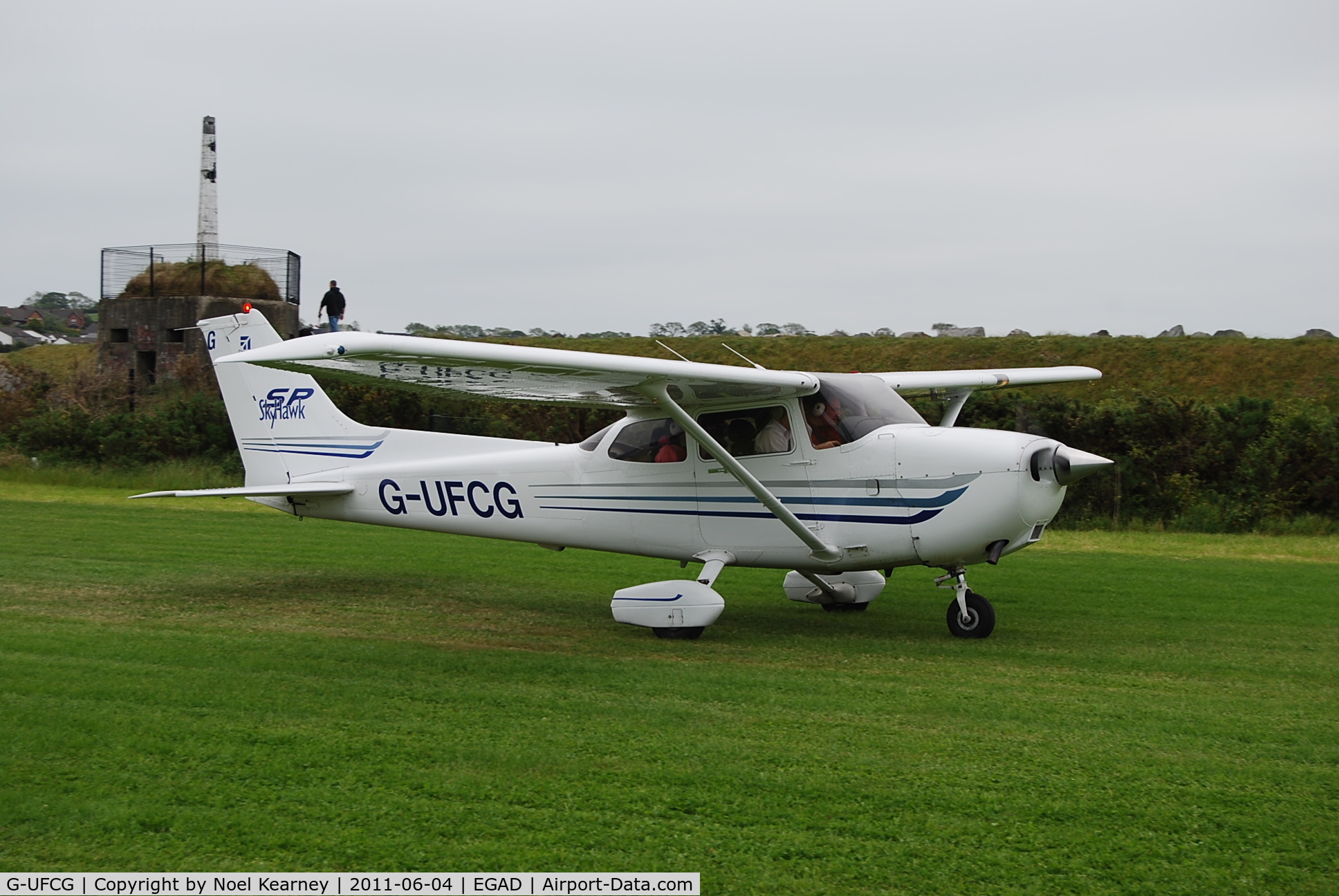 G-UFCG, 2003 Cessna 172S C/N 172S9450, Taxi-ing out to depart from the Newtownards Airfield 04-06-2011.