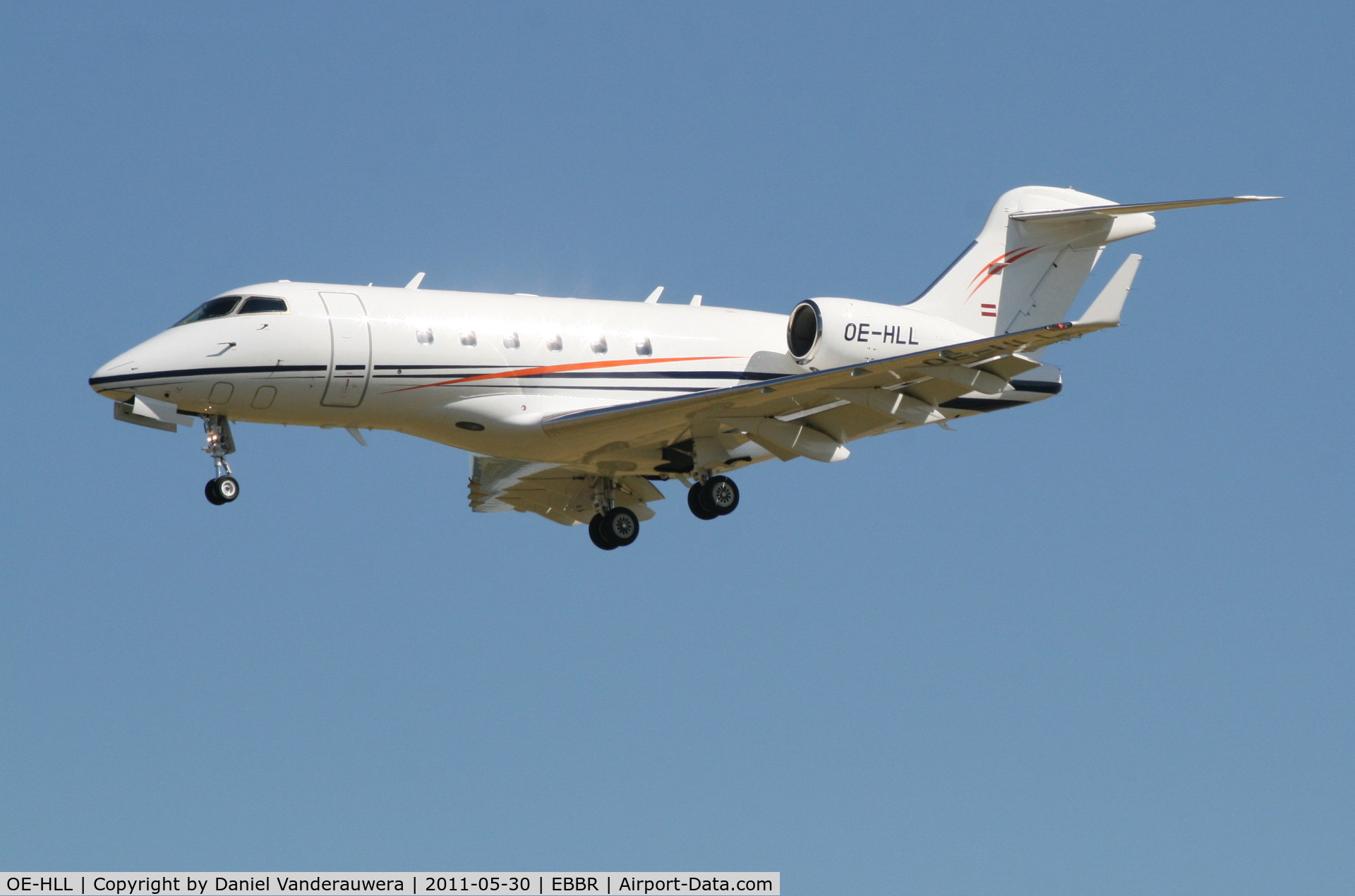 OE-HLL, 2011 Bombardier Challenger 300 (BD-100-1A10) C/N 20294, Arriving to RWY 25L