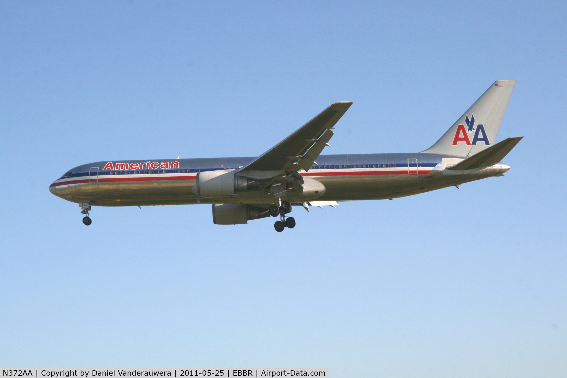 N372AA, 1992 Boeing 767-323 C/N 25199, Arrival of flight AA088 to RWY 25L