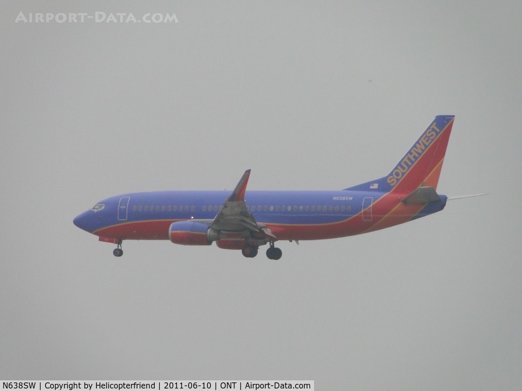 N638SW, 1996 Boeing 737-3H4 C/N 27711, On final to runway 26R during a very hazy morning