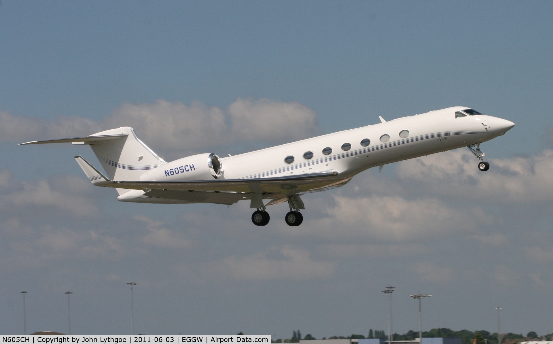 N605CH, 2000 Gulfstream Aerospace G-V C/N 5263, N605CH leaving London Luton Airport.
