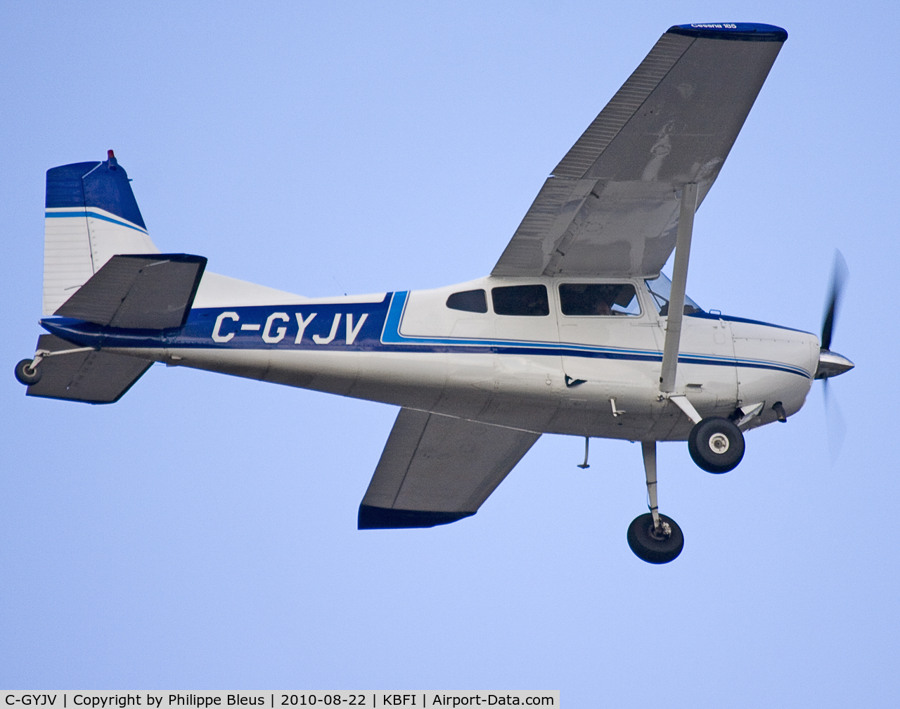 C-GYJV, 1977 Cessna A185F Skywagon 185 C/N 18503185, Climbing from rwy 13L.