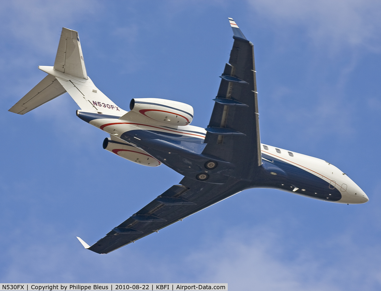 N530FX, 2007 Bombardier Challenger 300 (BD-100-1A10) C/N 20148, Climbing from rwy 13R.