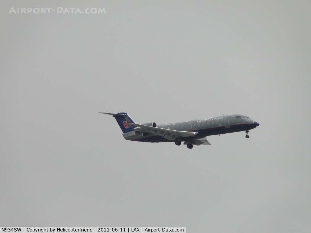 N934SW, 2002 Canadair CL-600-2B19 Regional Jet CRJ-200LR C/N 7722, United Express flown by Sky West on final to runway 24