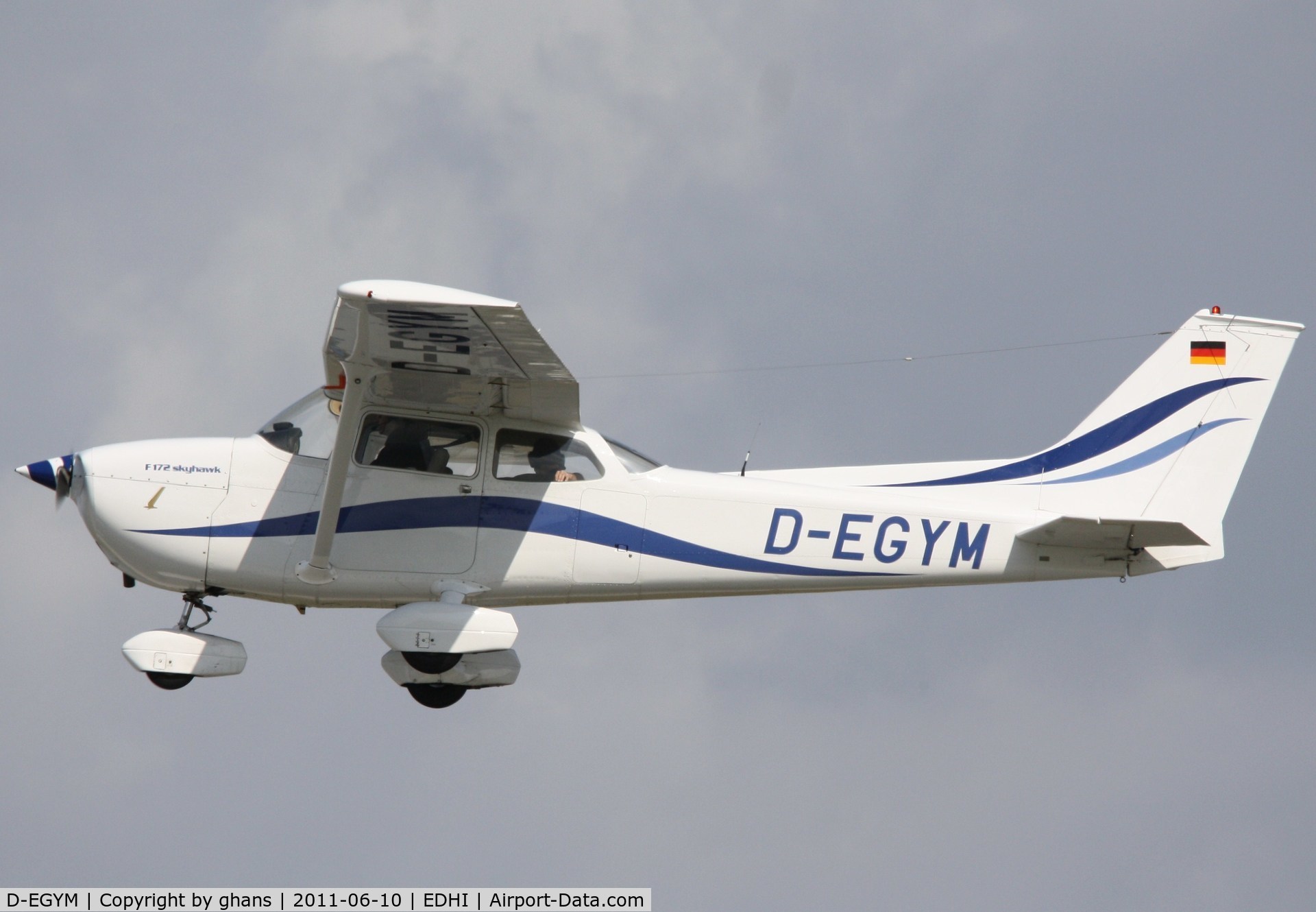 D-EGYM, Reims F172M Skyhawk Skyhawk C/N 1344, take-off from Finkenwerder