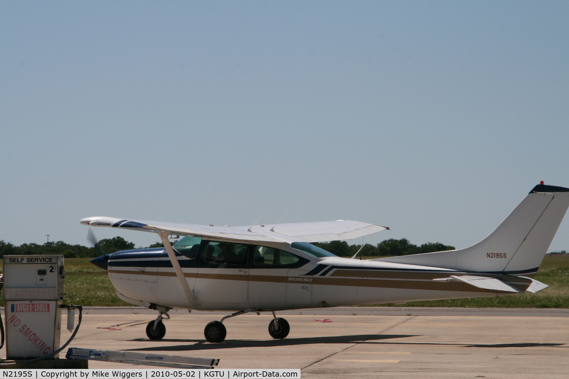 N2195S, 1979 Cessna R182 Skylane RG C/N R18201313, 1979 Cessna R182