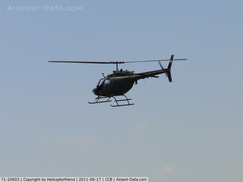 71-20603, 1971 Bell OH-58C Kiowa Scout C/N 41464, Flying down runway 24 to westend