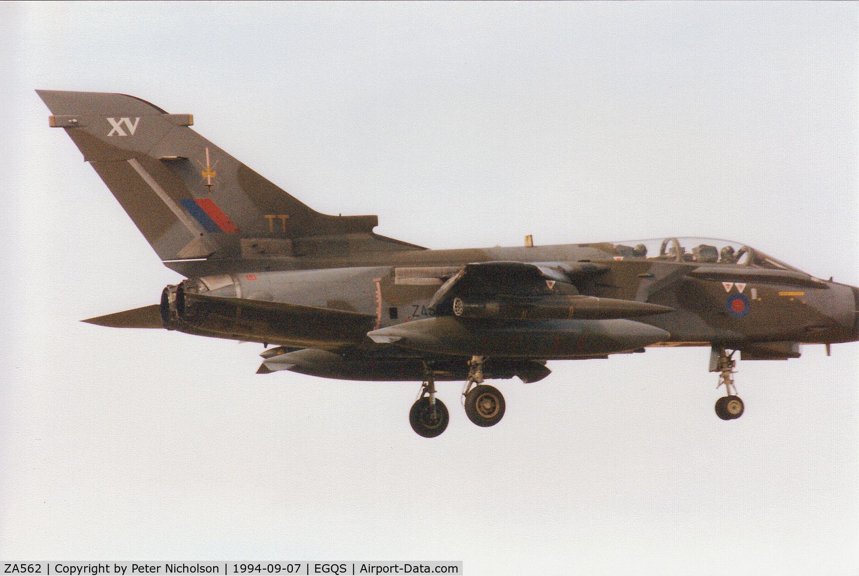 ZA562, 1981 Panavia Tornado GR.1(T) C/N 085/BT021/3046, Tornado GR.1(T), callsign Mitre 1, of 15[Reserve] Squadron landing at RAF Lossiemouth in September 1994.