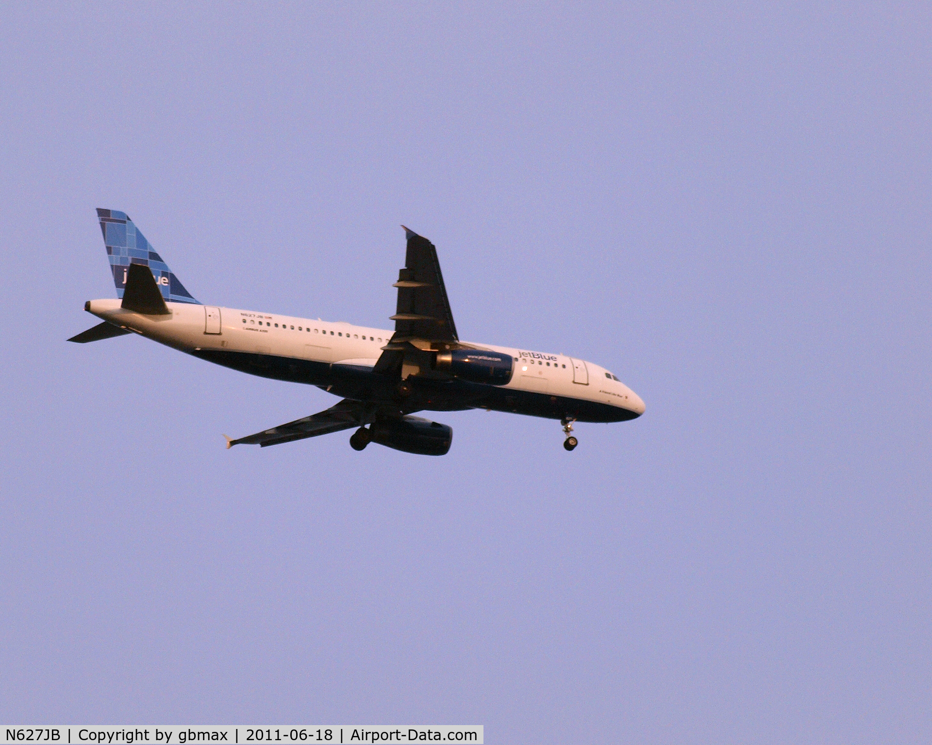 N627JB, 2005 Airbus A320-232 C/N 2577, Going to a landing at JFK