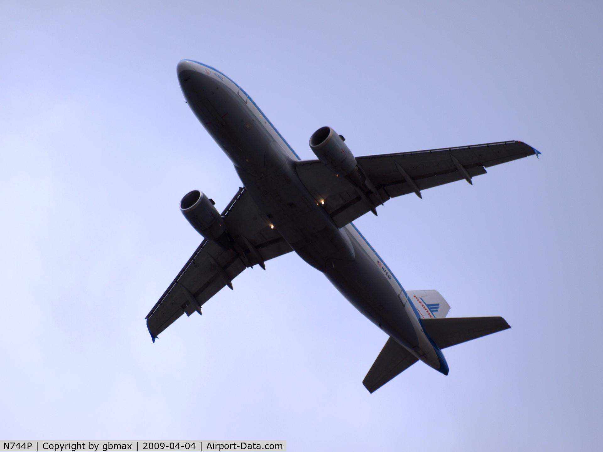 N744P, 2000 Airbus A319-112 C/N 1287, Flying @ ~3,500 feet high, going to a landing at JFK
