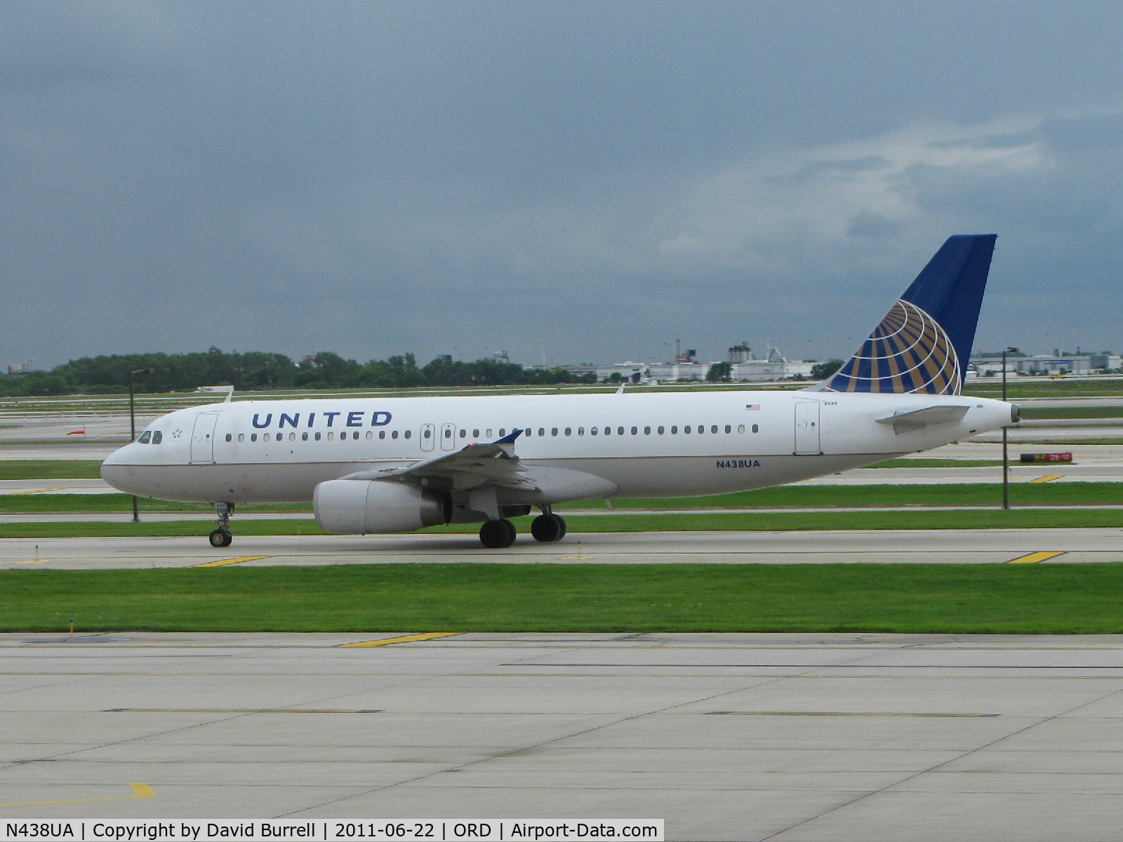 N438UA, 1997 Airbus A320-232 C/N 678, United Airbus A320-232 taxiiing at Chicago O'hare Airport