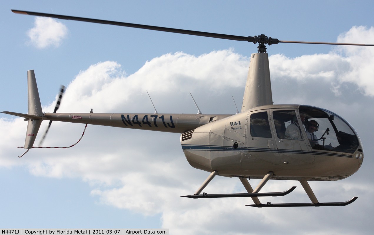 N4471J, Robinson R44 II C/N 13106, R44 leaving Heliexpo Orlando