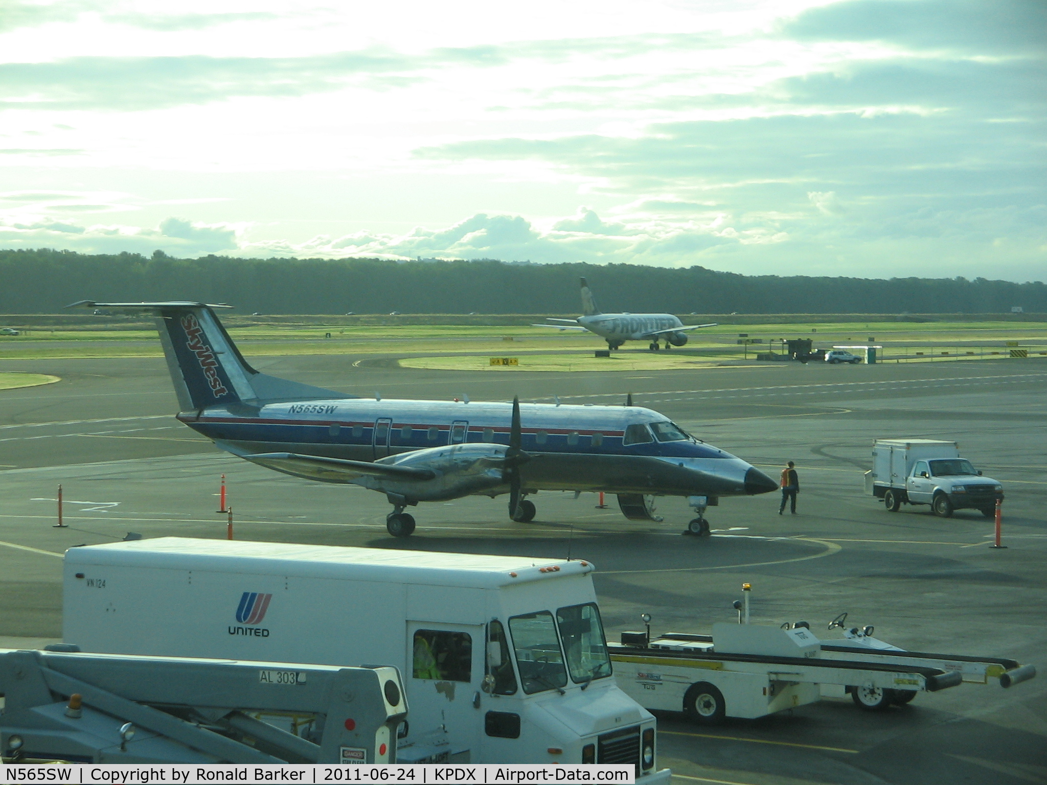N565SW, 1998 Embraer EMB-120ER Brasilia C/N 120340, Portland