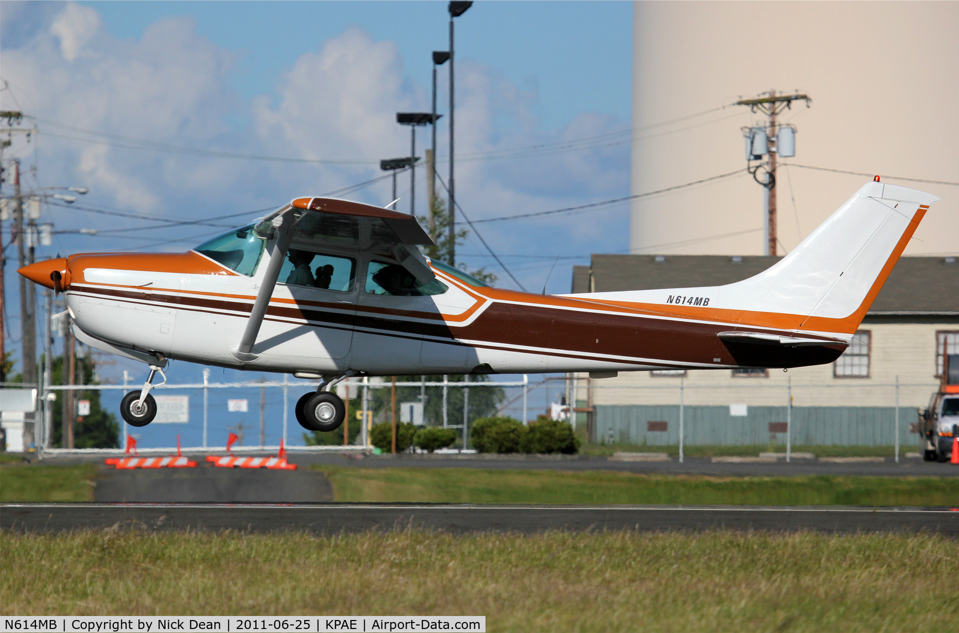 N614MB, 1978 Cessna R182 Skylane RG C/N R18200169, KPAE/PAE