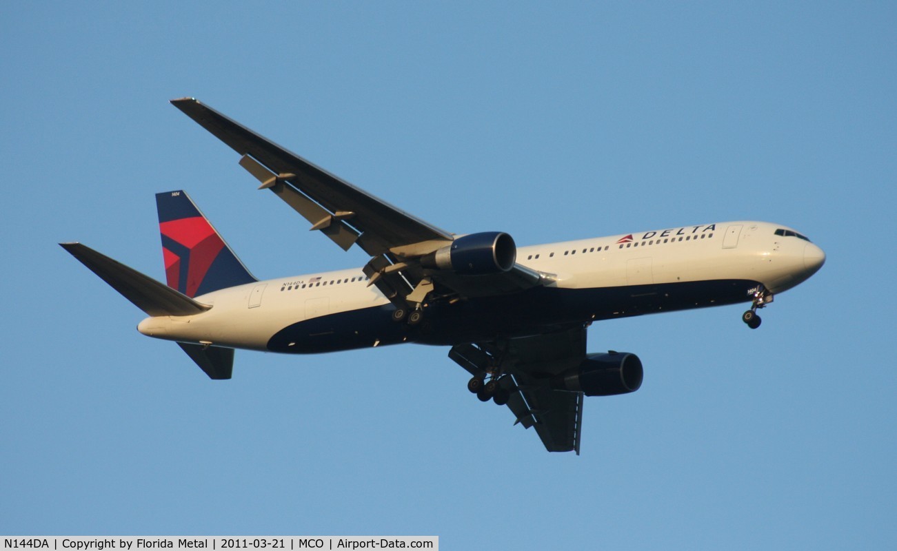 N144DA, 1999 Boeing 767-332 C/N 27584, Delta 767-300