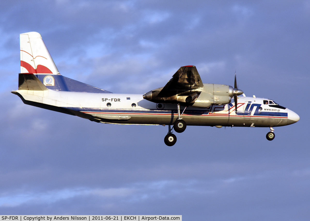 SP-FDR, Antonov An-24B C/N 11305, On final for 22L.