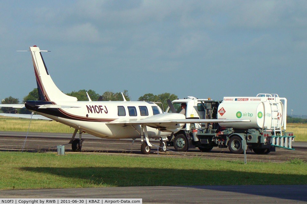 N10FJ, 1983 Piper PA-60-602P Aerostar C/N 60-8365020, fueling at New Braunfels, Texas