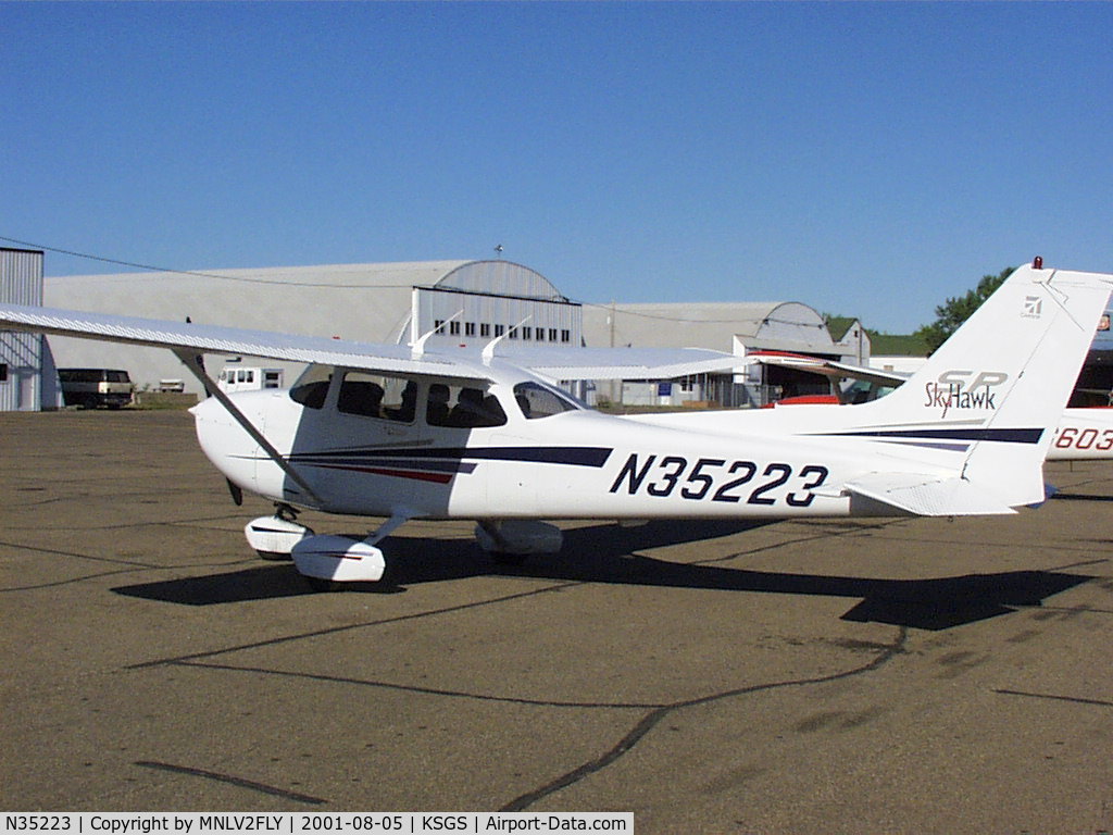 N35223, 2001 Cessna 172S Skyhawk SP C/N 172S8846, Flemming Field, South St. Paul, MN
