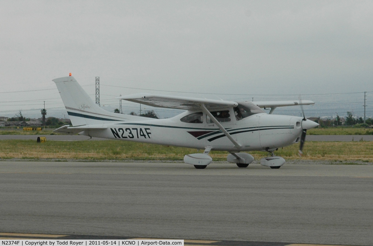 N2374F, 1999 Cessna 182S Skylane C/N 18280427, Taxiing at Chino