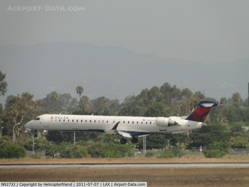 N927XJ, 2008 Bombardier CRJ-900ER (CL-600-2D24) C/N 15188, Landing on runway 24R