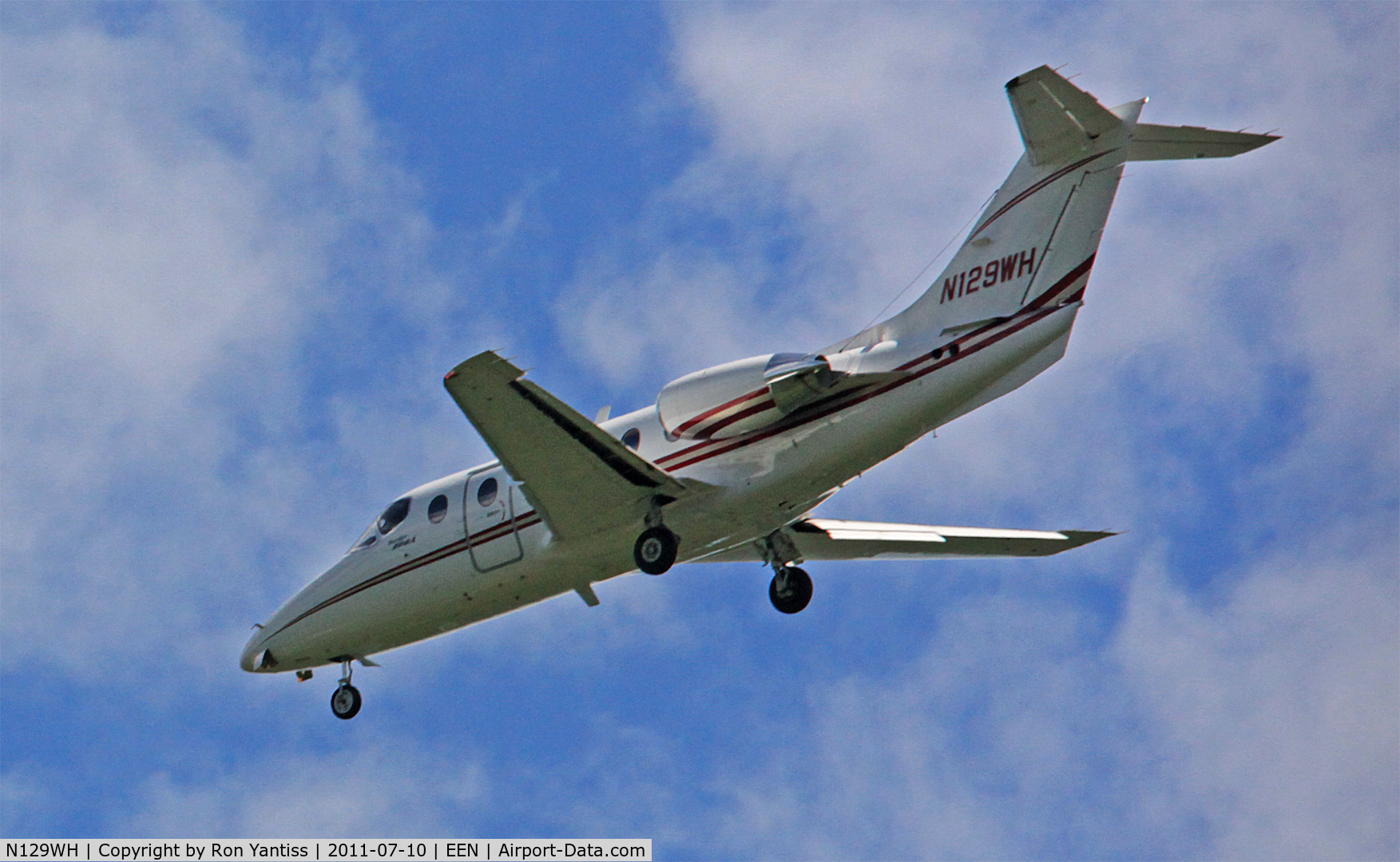 N129WH, 1996 Raytheon Aircraft Company 400A C/N RK-129, Tight turn on final approach to Keene, NH