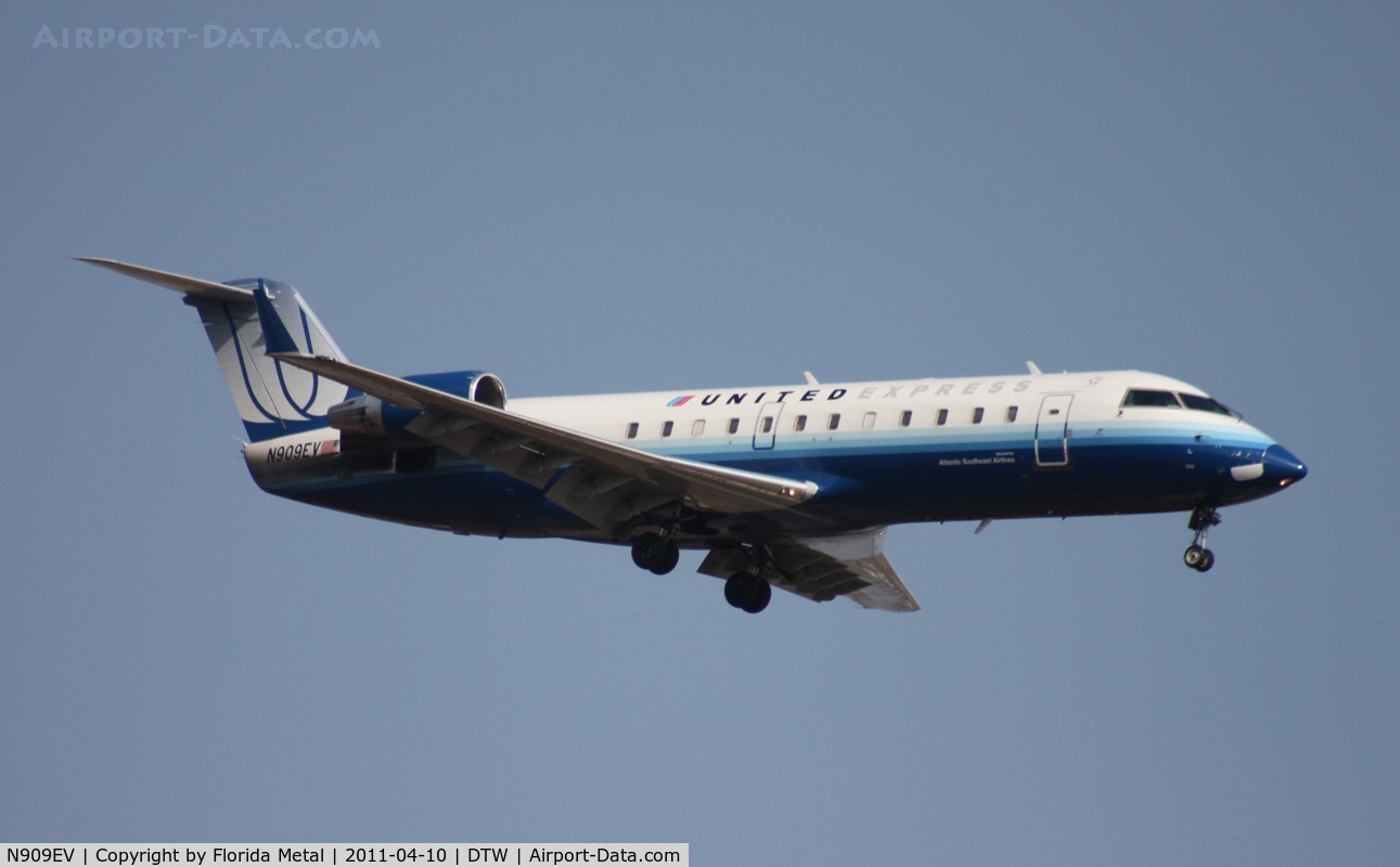 N909EV, 2002 Bombardier CRJ-200ER (CL-600-2B19) C/N 7658, Former Delta Connection CRJ now with UAL