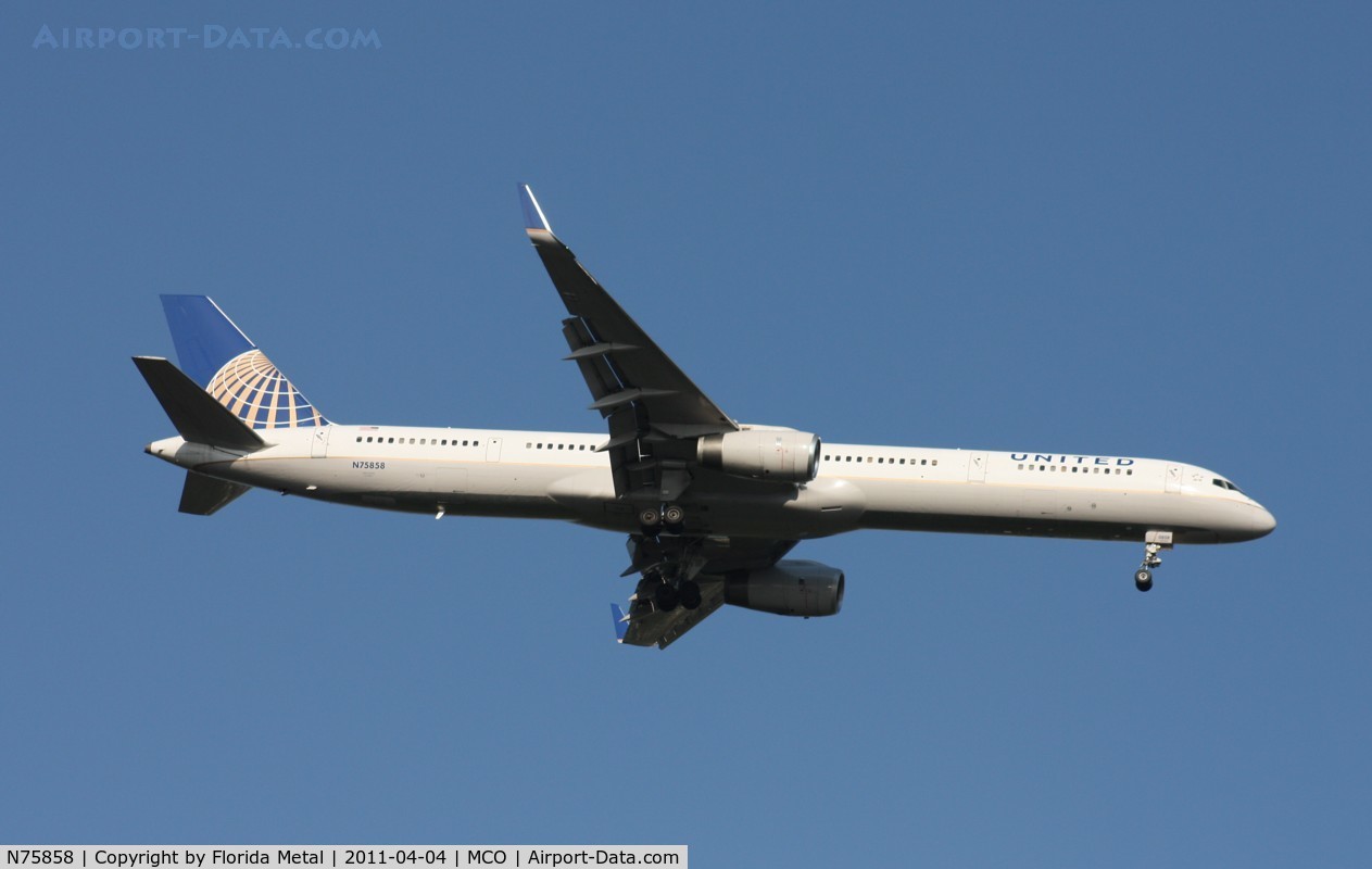 N75858, 2004 Boeing 757-324 C/N 32817, United 757-300