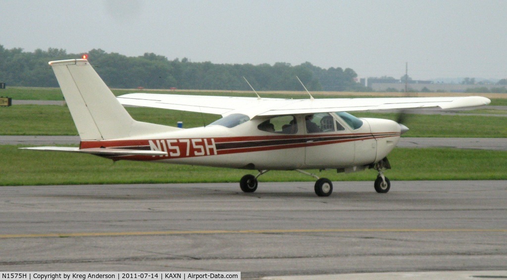 N1575H, 1975 Cessna 177RG Cardinal C/N 177RG0749, Cessna 177RG Cardinal taxiing to runway 13 for departure.