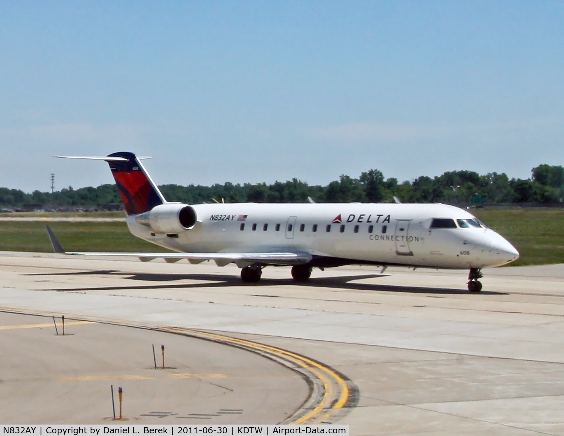 N832AY, 2005 Bombardier CRJ-200ER (CL-600-2B19) C/N 8032, Coming to greet us at DTW