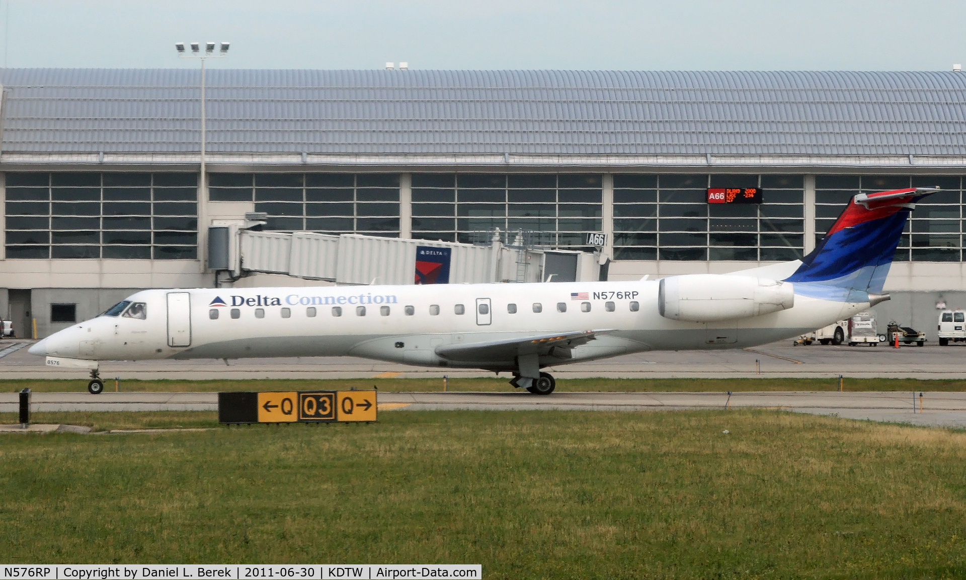 N576RP, 2004 Embraer ERJ-145LR (EMB-145LR) C/N 14500856, A Delta Connection ERJ taxies past the DTW international terminal.