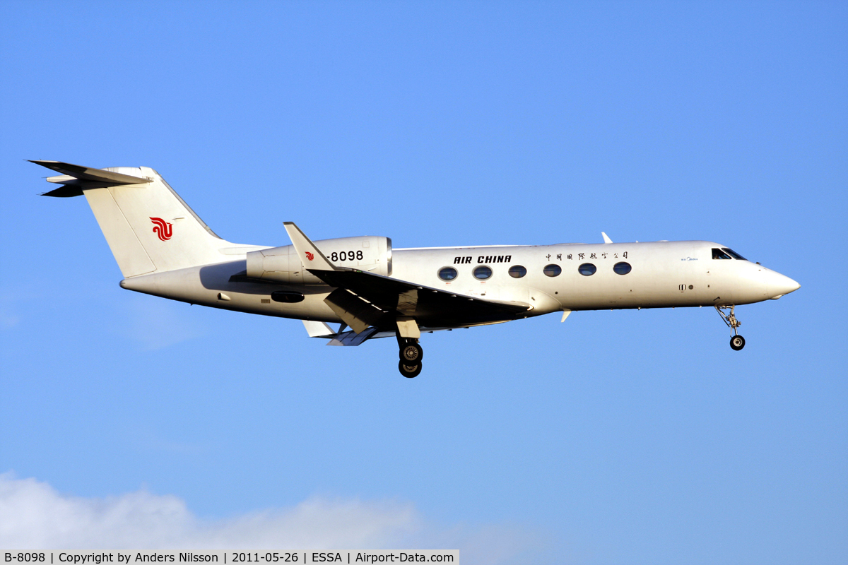 B-8098, 2007 Gulfstream Aerospace GIV-X (G450) C/N 4076, On final approach for runway 26.