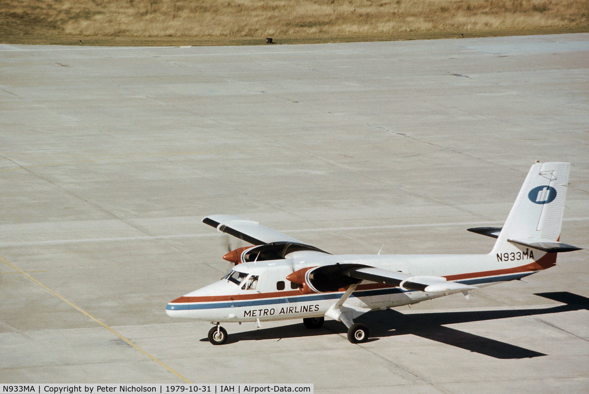 N933MA, 1979 De Havilland Canada DHC-6-300 Twin Otter C/N 614, Twin Otter 300 of Metro Airlines arriving at Houston International in October 1979.