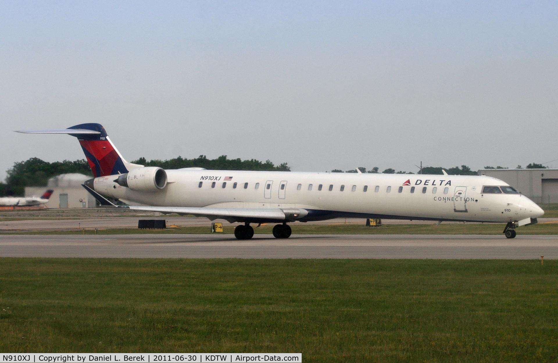 N910XJ, 2007 Bombardier CRJ-900ER (CL-600-2D24) C/N 15143, A Delta CRJ finds its way to its gate at DTW.