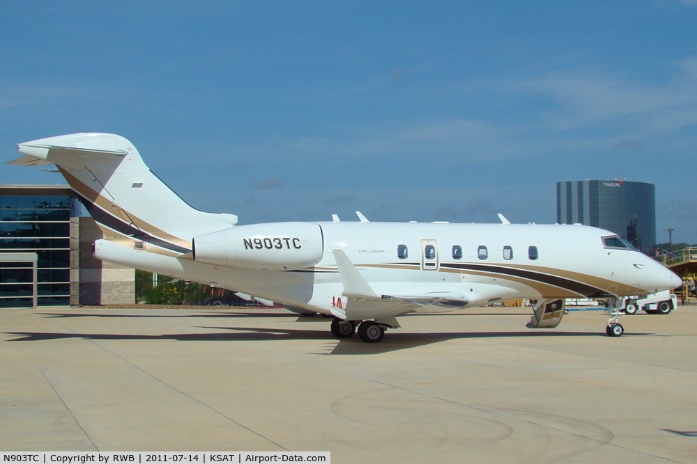N903TC, 2005 Bombardier Challenger 300 (BD-100-1A10) C/N 20083, Parked